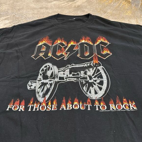 VTG 2004 AC / DC FOR THOSE ABOUT TO ROCK WE SALUTE YOU XLT-Shirt FLAMES EUC - Picture 2 of 8